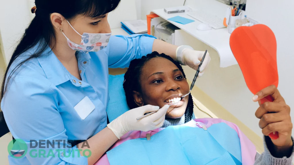 Dentista Gratuito pelo SUS: Como ser Atendido pelo Brasil Sorridente (2025) 1 Mulher sendo atendida por um dentista do programa brasil sorridente